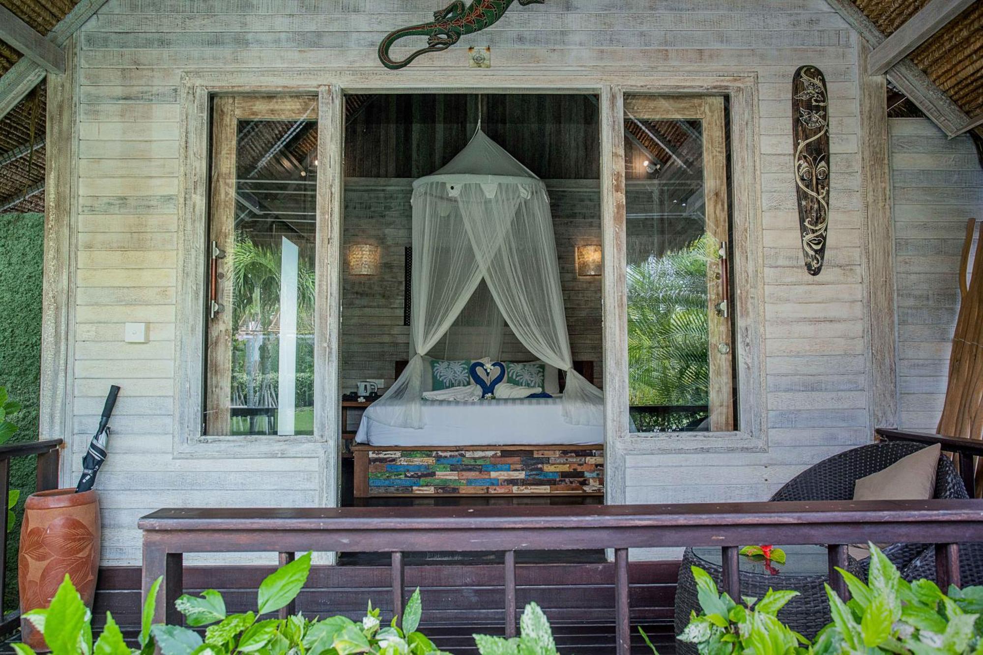 ホテル ウォーター ブロウ ハッツ レンボンガン島 エクステリア 写真